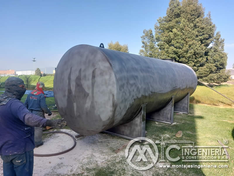 Limpieza con Chorro de Arena y Samblasteado de tanques metálicos industriales en Bogotá, Colombia. Montajes, Ingeniería y Construcción. MIC SAS. Limpieza con Chorro de Arena y Samblasteado de tanques metálicos industriales en Bogotá, Colombia. Montajes, Ingeniería y Construcción. MIC SAS.