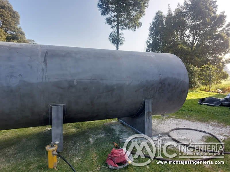 Limpieza con Chorro de Arena y Samblasteado de tanques metálicos industriales en Bogotá, Colombia. Montajes, Ingeniería y Construcción. MIC SAS. Limpieza con Chorro de Arena y Samblasteado de tanques metálicos industriales en Bogotá, Colombia. Montajes, Ingeniería y Construcción. MIC SAS.