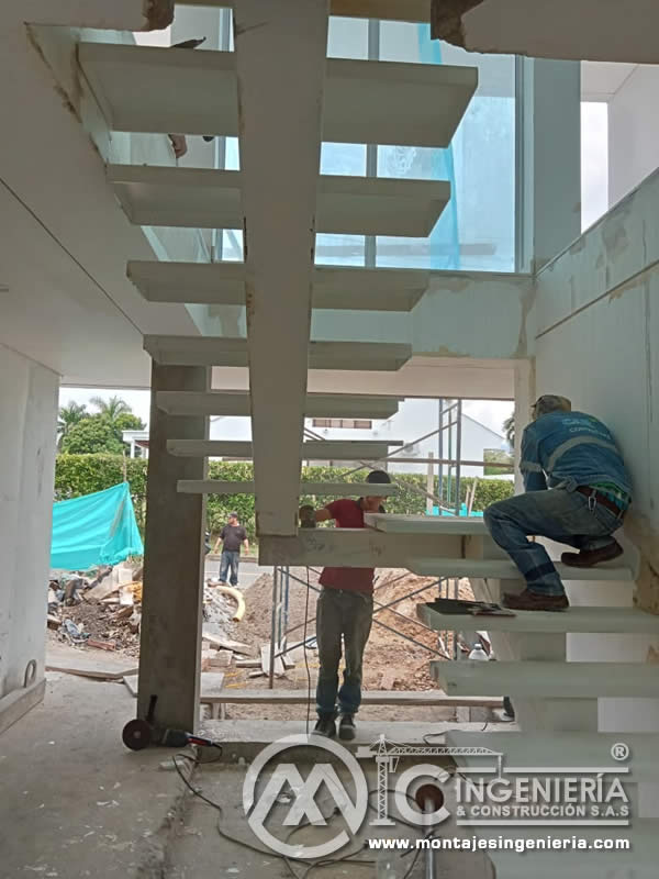 Diseño, fábrica, construcción y montaje de escaleras metálicas en Bogotá, Colombia. Montajes, Ingeniería y Construcción. MIC SAS