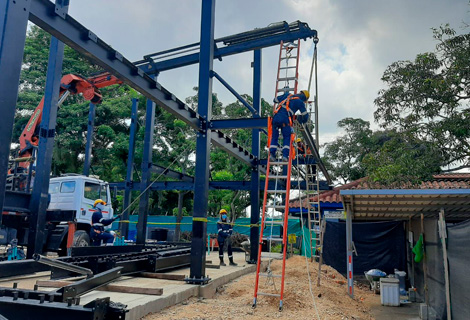Estructuras metálicas para montaje de edificio de Chevron en Cartagena, Colombia.  Montajes, Ingeniería y Construcción MIC SAS.