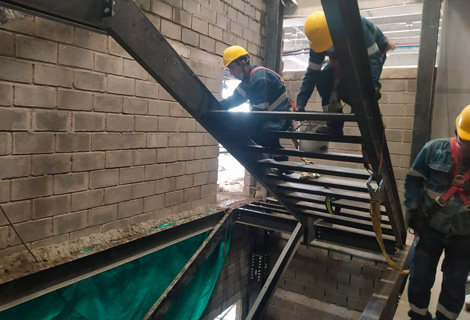 Escaleras industriales metálicas para estructuras de acero en Medellín, Colombia. Montajes, Ingeniería y Construcción MIC SAS.